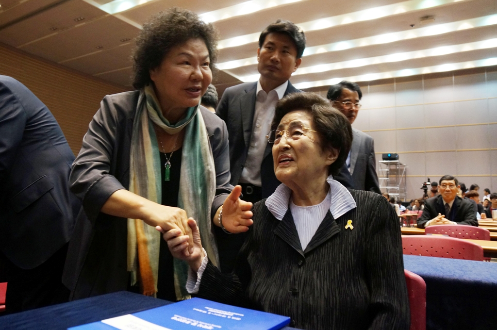 高雄市長陳菊參加韓國光州金大中國際會議中心召開的世界人權論壇開幕，並向韓國前總統金大中夫人李姬鎬致意。圖：高雄市政府提供