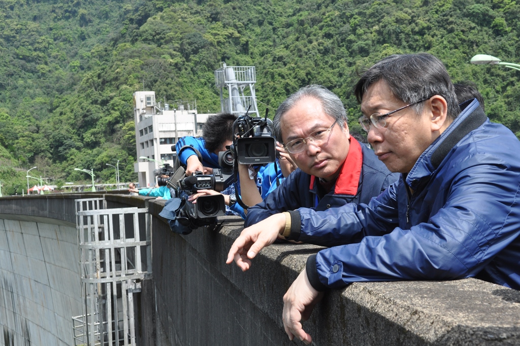 台灣水情持續吃緊，台北市長柯文哲今(28)日上午前往翡翠水庫視察，他在聽取簡報後表示，不打算用強迫性的節約用水計畫，改用比較人性的鼓勵辦法，4月1日起擴大節水優惠獎勵。圖：劉奕霆/攝