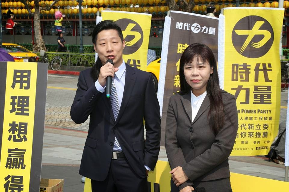 時代力量台中市第五選區參選人柯劭臻(右一)與台聯參選人劉國隆協議在11月5日以民調整合，昨爆劉國隆疑似以簡訊誤導選民換取較高民調。圖：新頭殼資料照片