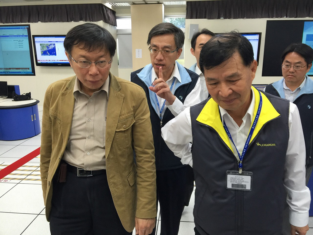 台北市長柯文哲今(10)日下午視察抽水站總管理中心。圖：劉奕霆/攝