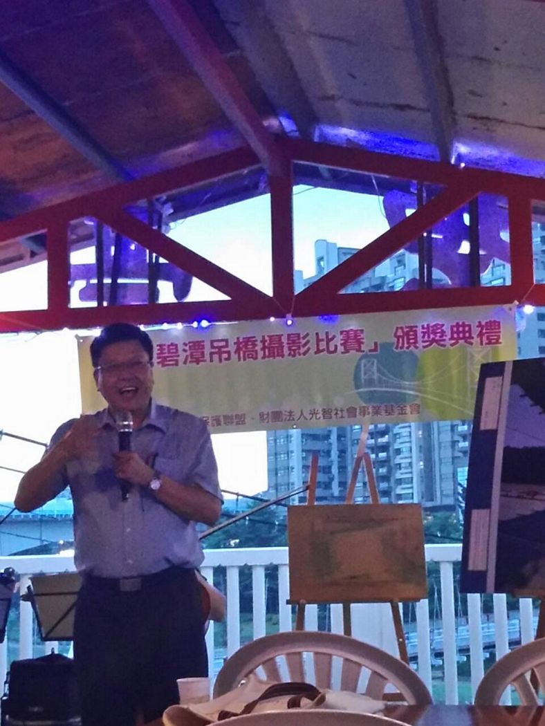 環團今（25）日在碧潭旁舉行「再見碧潭吊橋攝影比賽」頒獎典禮。新北市政府秘書長陳申賢承諾，不論都更案怎麼進行，碧潭吊橋會在安全的前提下永遠存在。圖：林怡嫺/攝