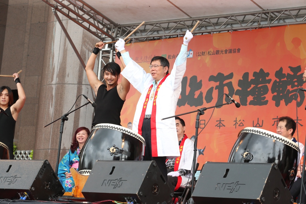 台北市長柯文哲首次化身太鼓達人，帶領台北鼓樂團擊鼓歡迎日本貴賓。圖：台北市政府觀傳局提供