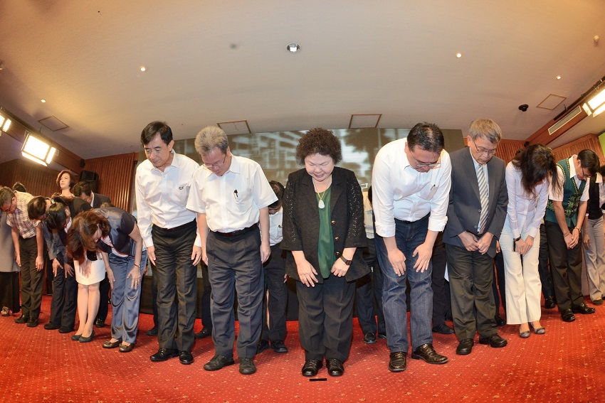 高雄石化氣爆事件屆滿週年，高雄市政府30日舉辦週年記者會，市長陳菊率領市府團隊鞠躬，感謝各界的溫暖及支持。圖：高雄市政府提供