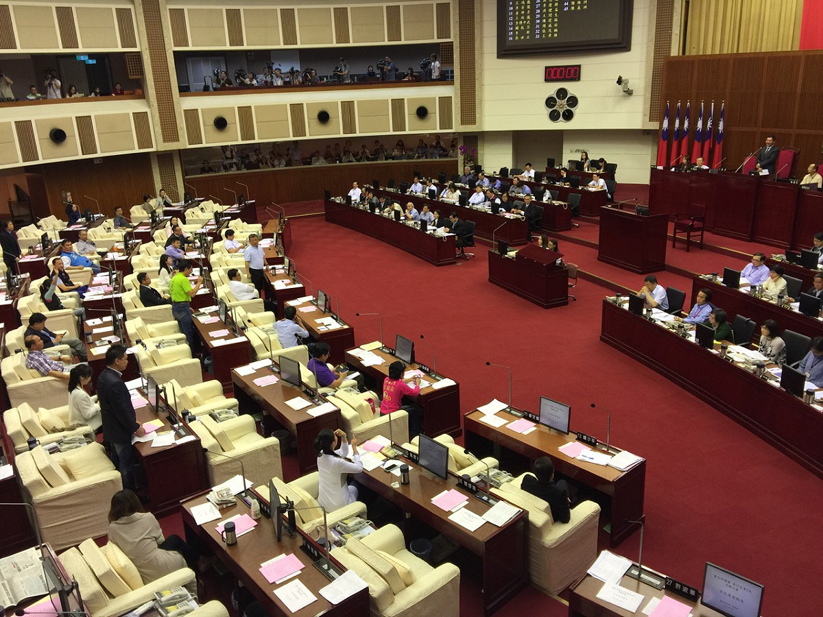 台北市長柯文哲25日上午前往台北市議會進行專案報告，不過國民黨市議員要求柯文哲針對公文洩密案進行人事懲處，並對市議會道歉，民進黨市議員則要求柯儘速報告，雙方吵成一團。圖：劉奕霆/攝