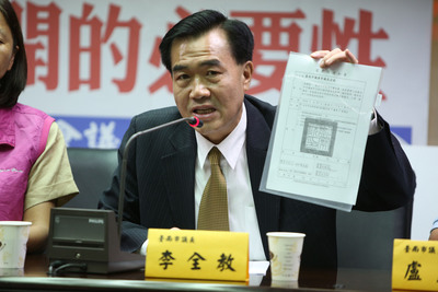 台南市議長李全教（圖）28日在市議會亮出監察院及行政院公文，證明市議會召開定期大會的合法性，且宣布第一次定期大會預定6月12日恢復召開。圖：中央社