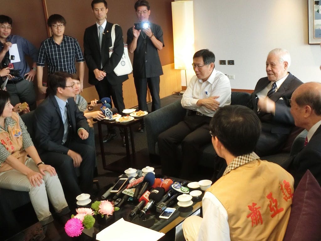 台北市長柯文哲29日下午前往喜來登飯店和前總統李登輝面談。圖：楊淳卉/攝