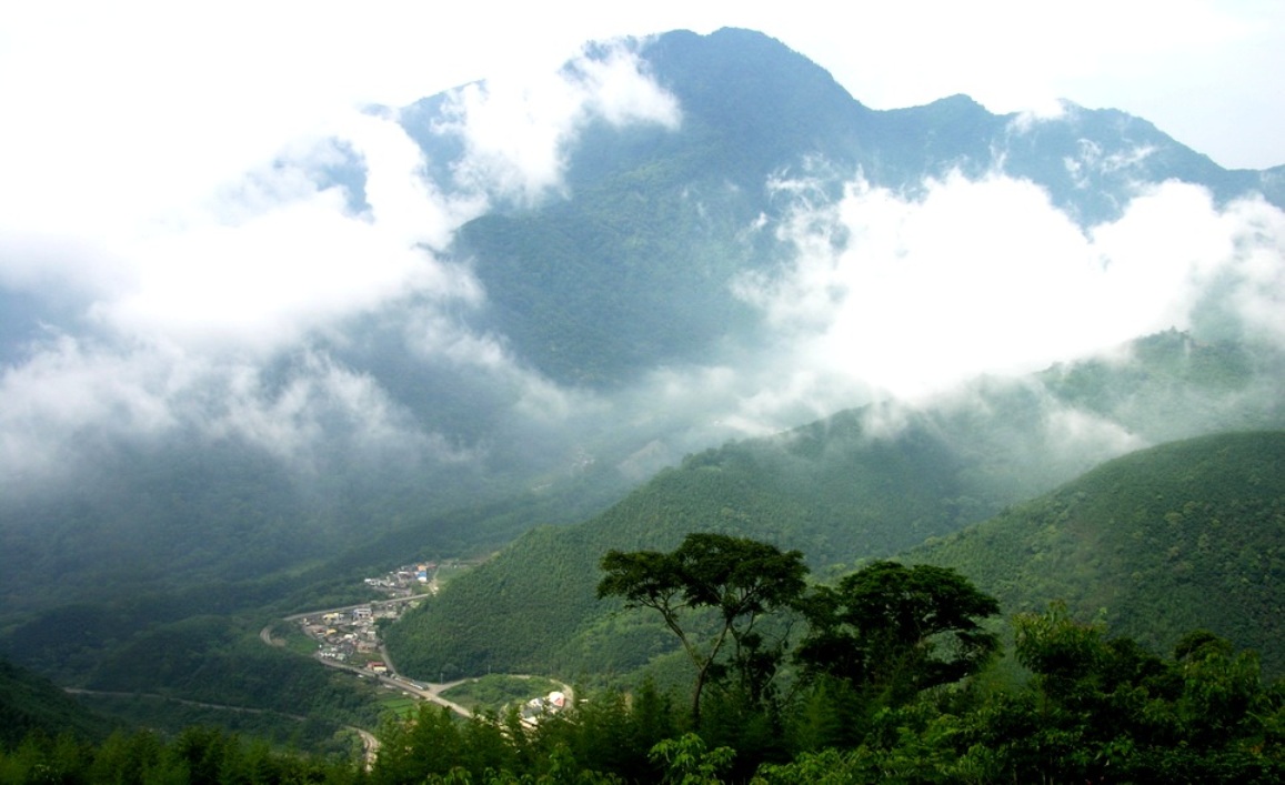從尖石數碼天空餐廳看北拉曼大山，是雲霧繚繞，神木群就在左側山凹，下方部落是尖石鄉的媒源。圖片4-1來源：陳權欣/攝。