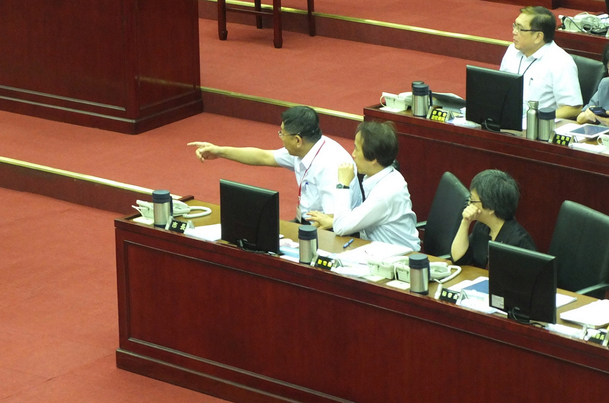 台北市議員徐弘庭16日質詢時，用雙關語形容柯文哲和戴季全的關係，引起柯文哲動怒拍桌。圖：新頭殼資料照片