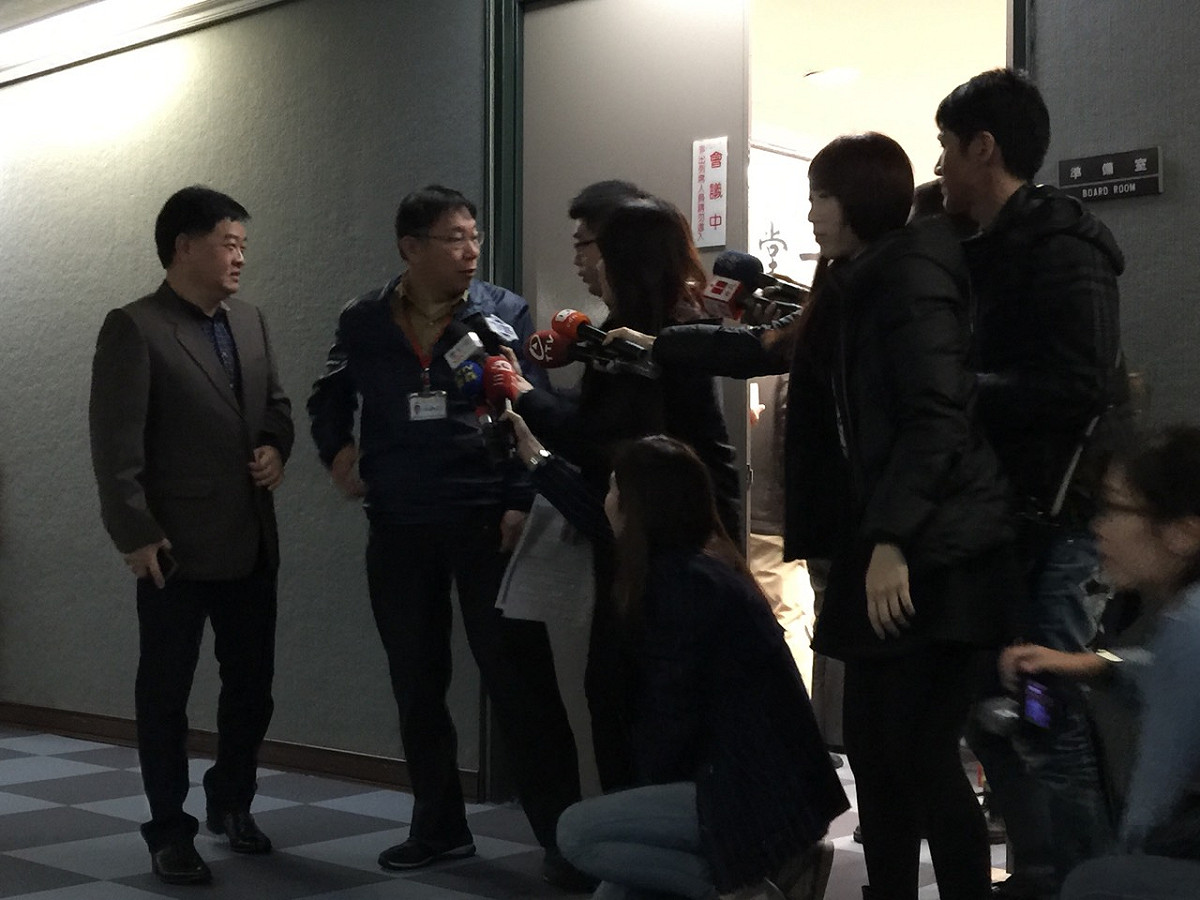民進黨籍台北市議員童仲彥爆料，有人替遠雄集團「喬」移路樹的問題，並且拿了遠雄10萬元，對此，媒體今（26）天中午問台北市長柯文哲是不是曾擔任隨行的范揚杰時，柯文哲僅說「會處理」。圖：劉奕霆/攝