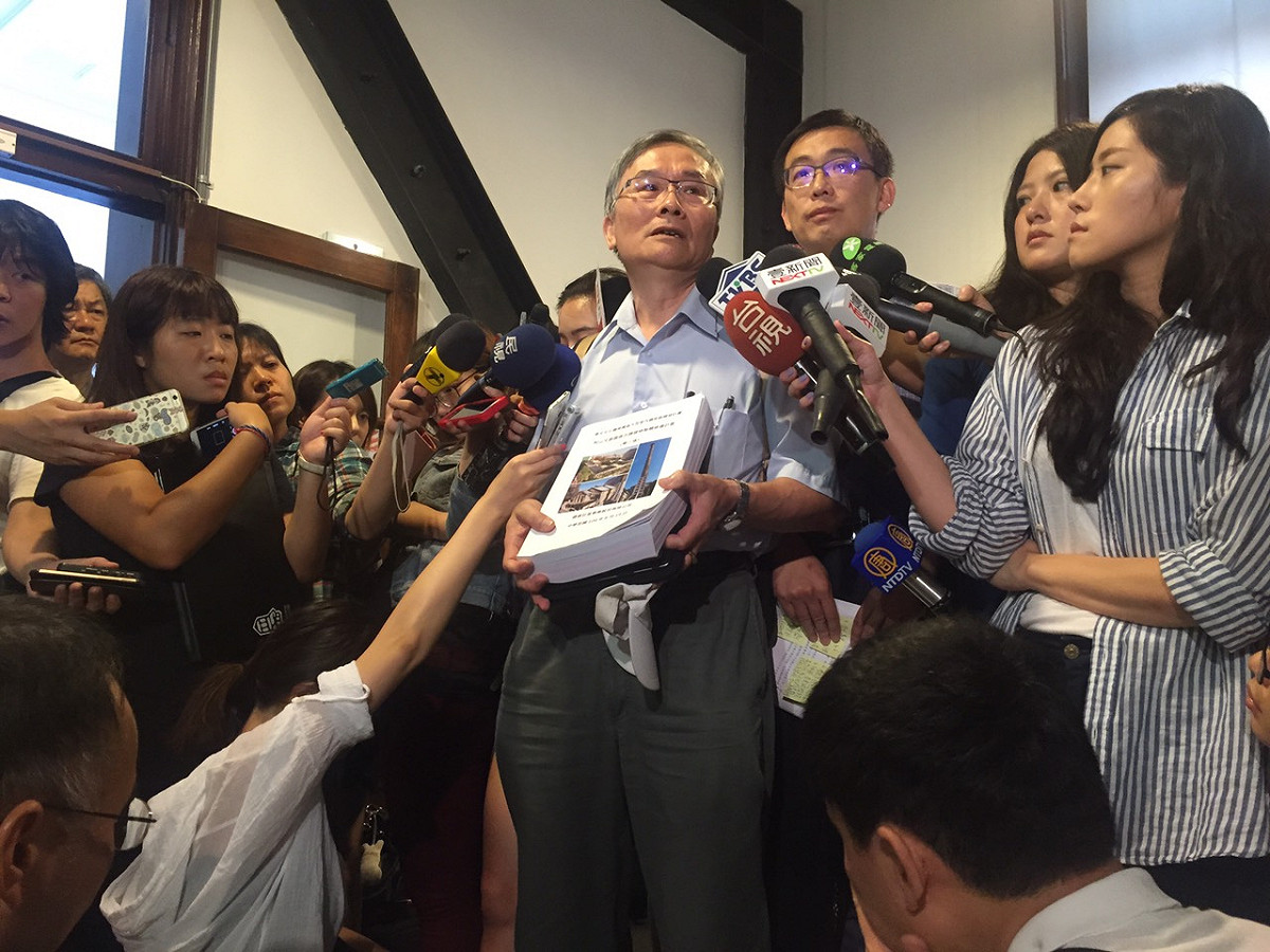 針對紅點設計博物館場地問題，台北市文化局9日上午邀請文資委員李乾朗、詹添全進行場勘。圖：台北市文化局提供