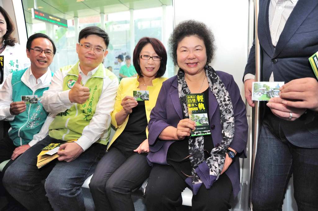 高雄輕軌展開試營運，高雄市長陳菊上午9時按下首發鈕後，輕軌列車緩緩駛入車站，正式宣告台灣第1條輕軌啟動。圖：高雄市政府提供