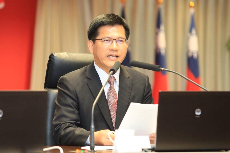 台中市長林佳龍今(23)日宣布，未來BRT專用道將與公車共用。圖：翻攝自林佳龍臉書