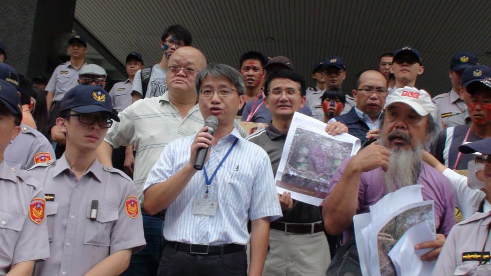 高雄市府派官員出面，表示會要求業者於9/30前補件，並把民眾擔心的斷層、土質環境等列入環評。圖：翻攝反馬頭山事業廢棄物掩埋場臉書