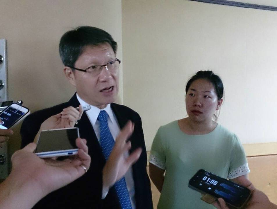 經發局長葉惠青會後向媒體解釋，里民活動中心面積已由最初300坪里民活動中心增加為500多坪。而且如果廠商營收增加，市府收取的權利金也會逐年增加。圖：邱珮文/攝