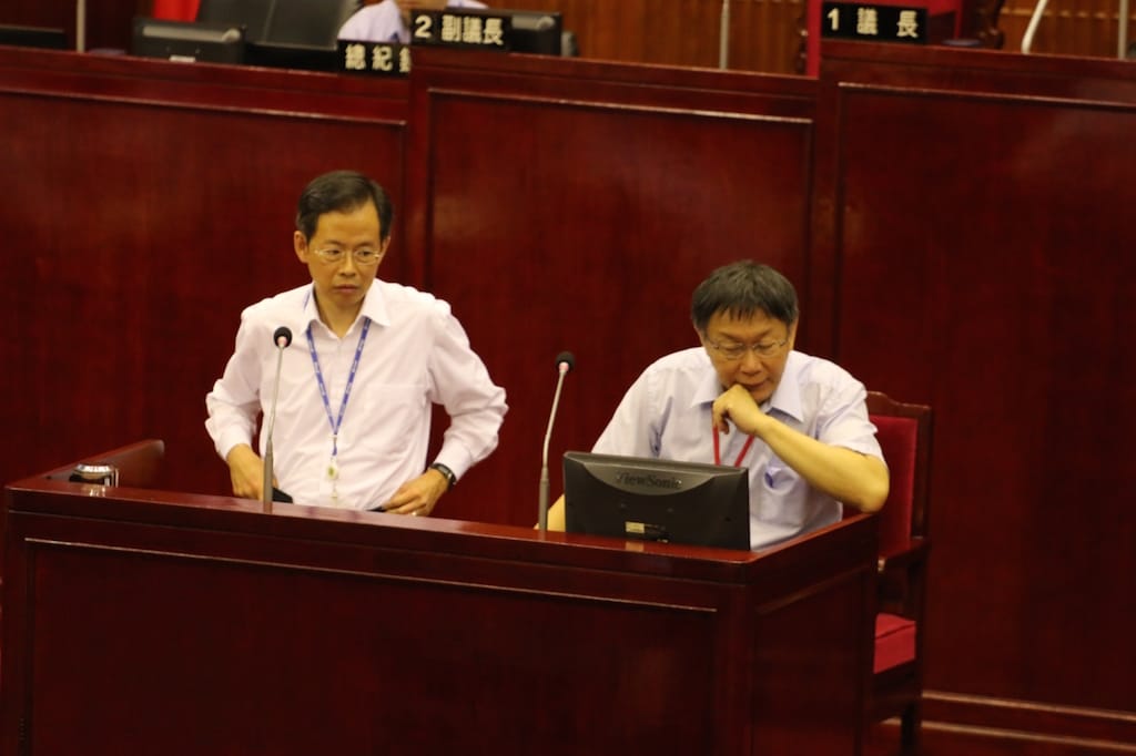 台北市長柯文哲11日下午在議會備詢時，因為台北捷運公司廣告被疑似是中資的「台灣雅仕維廣告公司」投標一事，在質詢台上當場訓斥北捷總經理孫以濬。圖：新頭殼資料照片