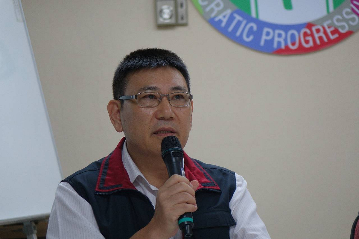 對於反課綱學生和民眾因為23日晚間夜襲教育部遭到台北市警局逮捕，台北市中正一分局長張奇文表示，昨晚是他請示過檢方後，下令逮捕現場學生和民眾。圖：劉奕霆/攝