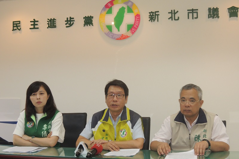 民進黨籍新北市議員沈發惠、李倩萍及陳世榮23日表示，如果新北市政府不願公布新北市有那些的路段含有「鉛水管」，民進黨團將於24日率先公布由北水處內部所提供的新北市鉛管資料。圖：記者陳冠廷/攝