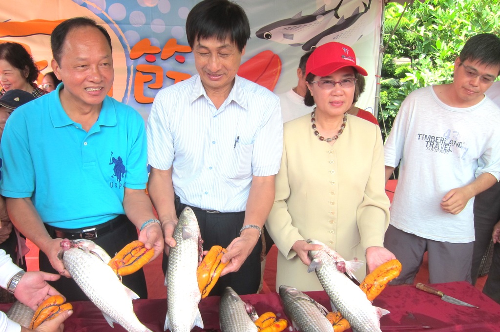 新竹縣副縣長章仁香（右）29日大力推薦新竹縣九降風烏魚子。圖：陳權欣/攝