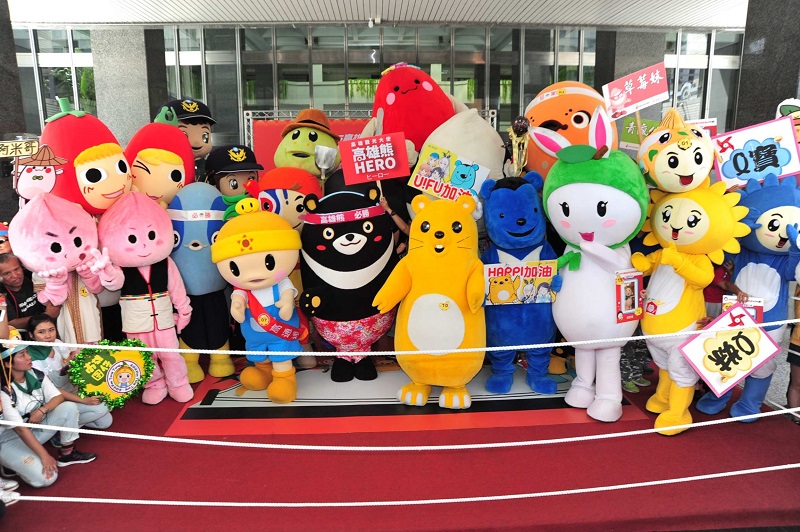 高雄城市吉祥物首輪擂台PK，30隻吉祥物人偶齊聚一堂賣萌。圖：高雄市政府提供