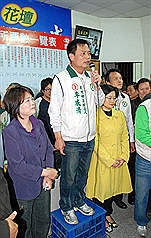 彰化縣花壇鄉長補選11日投開票，民進黨提名的李成濟（前左2）獲7425票擊敗另兩名對手，當選花壇鄉長。圖片來源：中央社