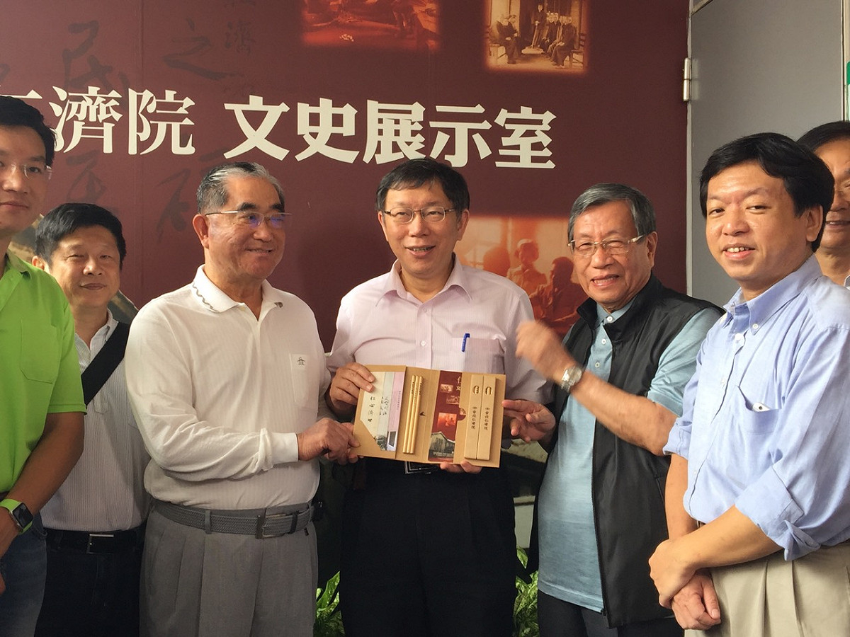 台北市長柯文哲29日上午前往萬華區進行「台北小旅行」，圖為柯文哲在仁濟醫院文史館外接受院長贈禮。圖：劉奕霆/攝