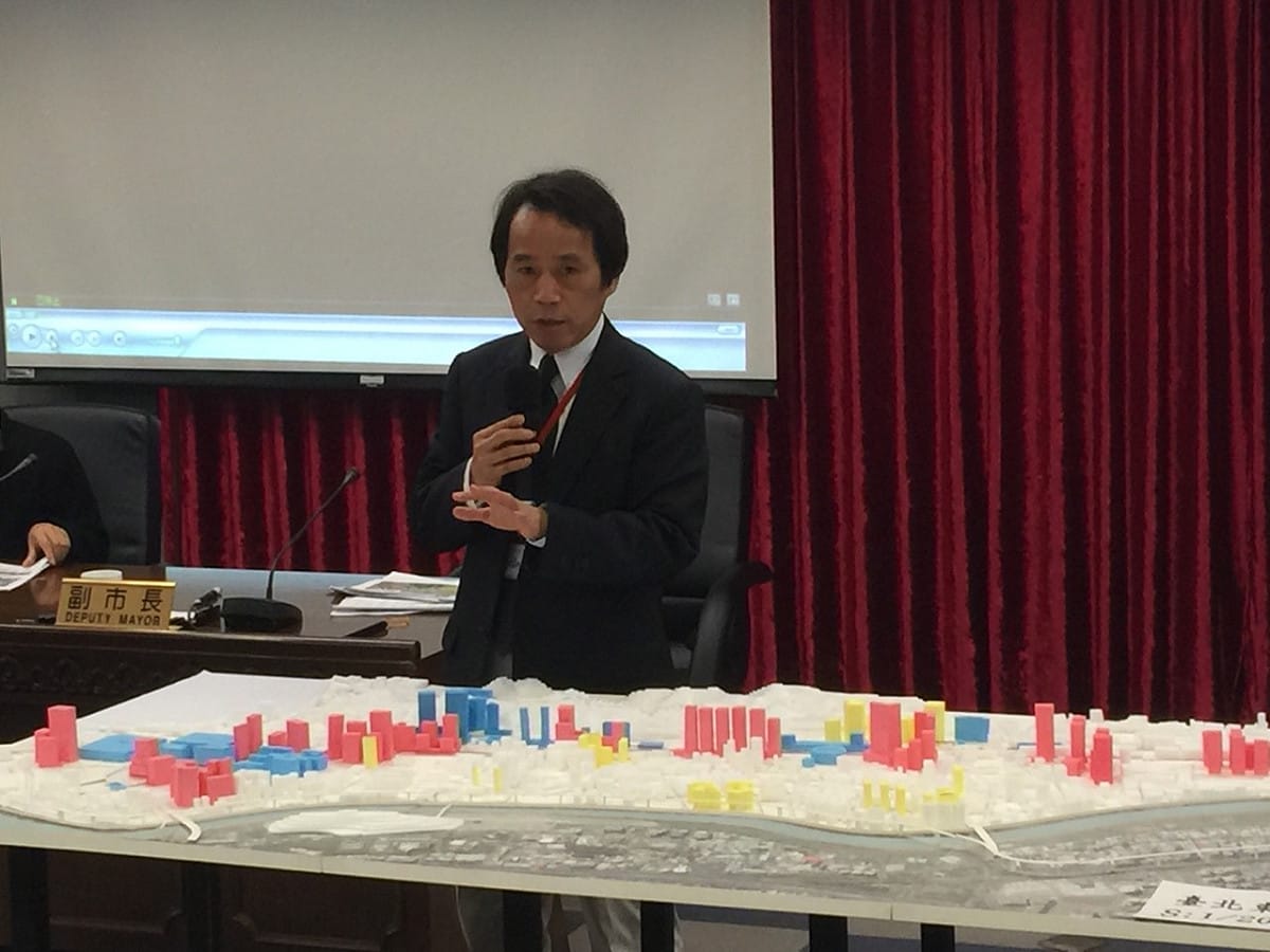 台北市副市長林欽榮今(26)日上午率領部分局處首長召開「東區門戶計畫」記者會，會中指出未來將以南港車站4鐵共構站區為核心，積極推動公辦都更，8年內將在總規劃440公頃面積內推動公辦都更1萬戶。圖：劉奕霆/攝