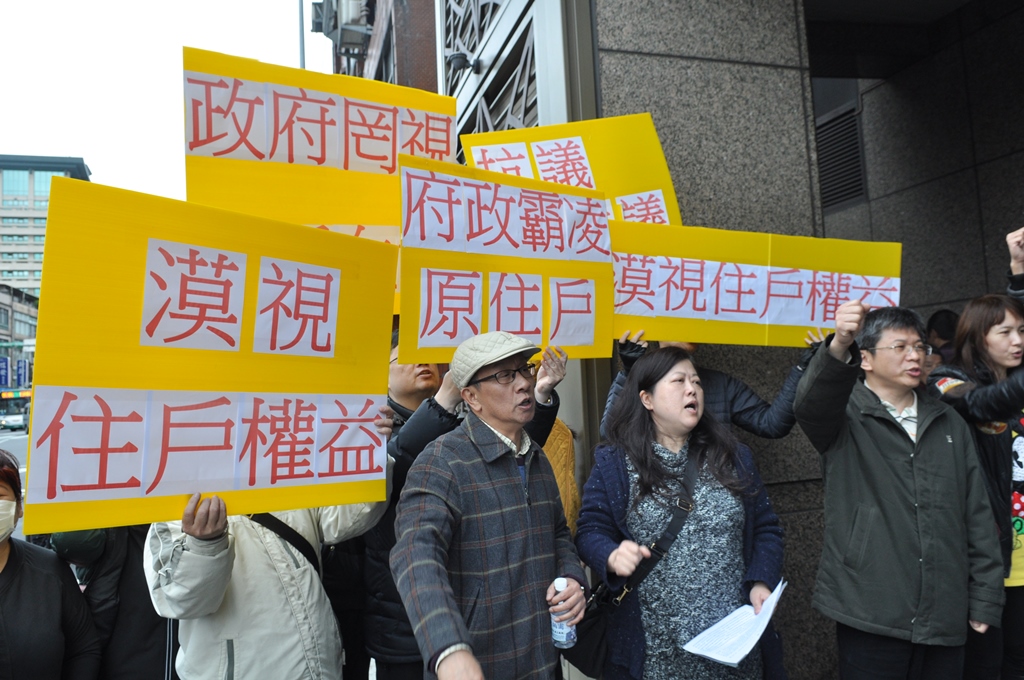 台北市長柯文哲昨日和北市副市長林欽榮、都發局長林洲民前往龍山寺旁聯開宅參觀，但隨後有數位新北市三重區聯開宅的住戶到場抗議。圖：新頭殼資料照片