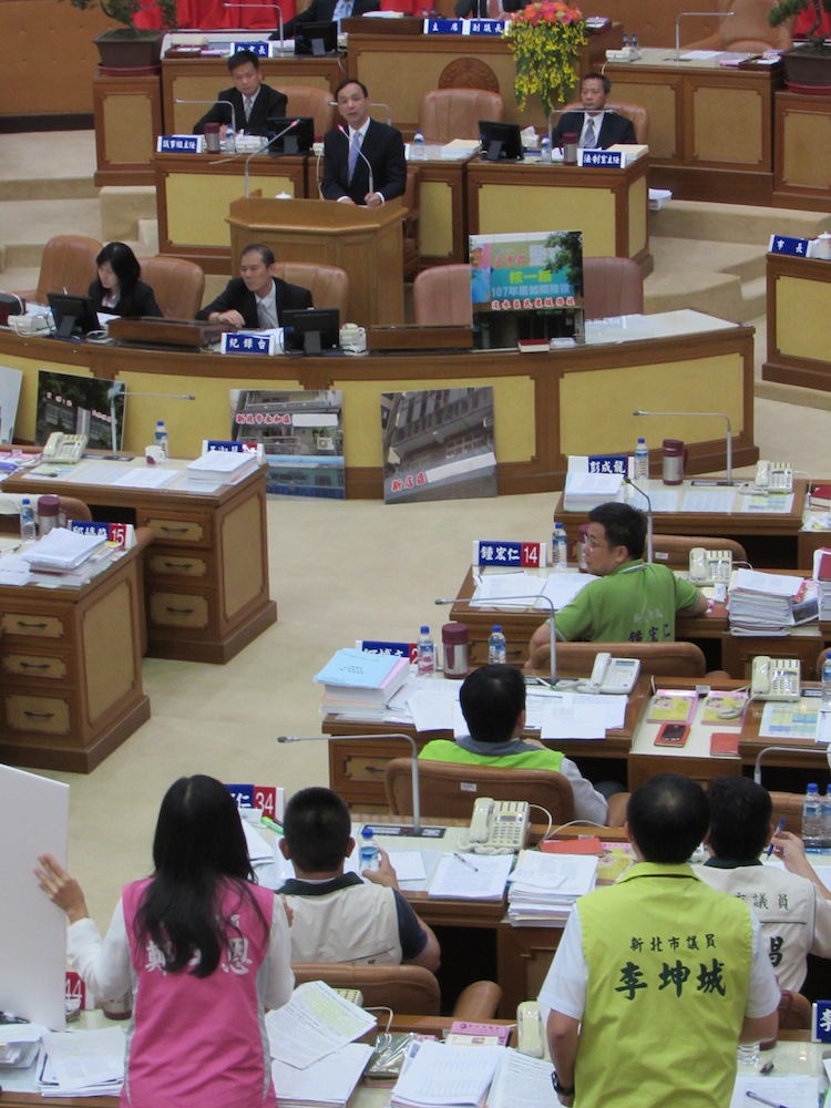 多位民進黨新北市議員6日在市議會指出，現今的國民黨淡水區黨部是30年前由淡水鎮民代表大會無償贈與，要求國民黨主席朱立倫歸還。圖：邱珮文/攝