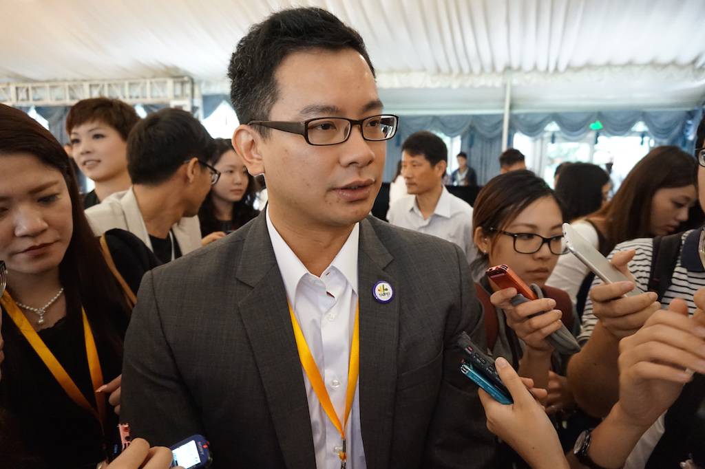 台北市長柯文哲18日上午出席2015台北上海城市論壇，悠遊卡公司董事長戴季全也一同出席，並在下午的分論壇中進行演講，圖為戴季全在開幕式後受訪。圖：劉奕霆/攝