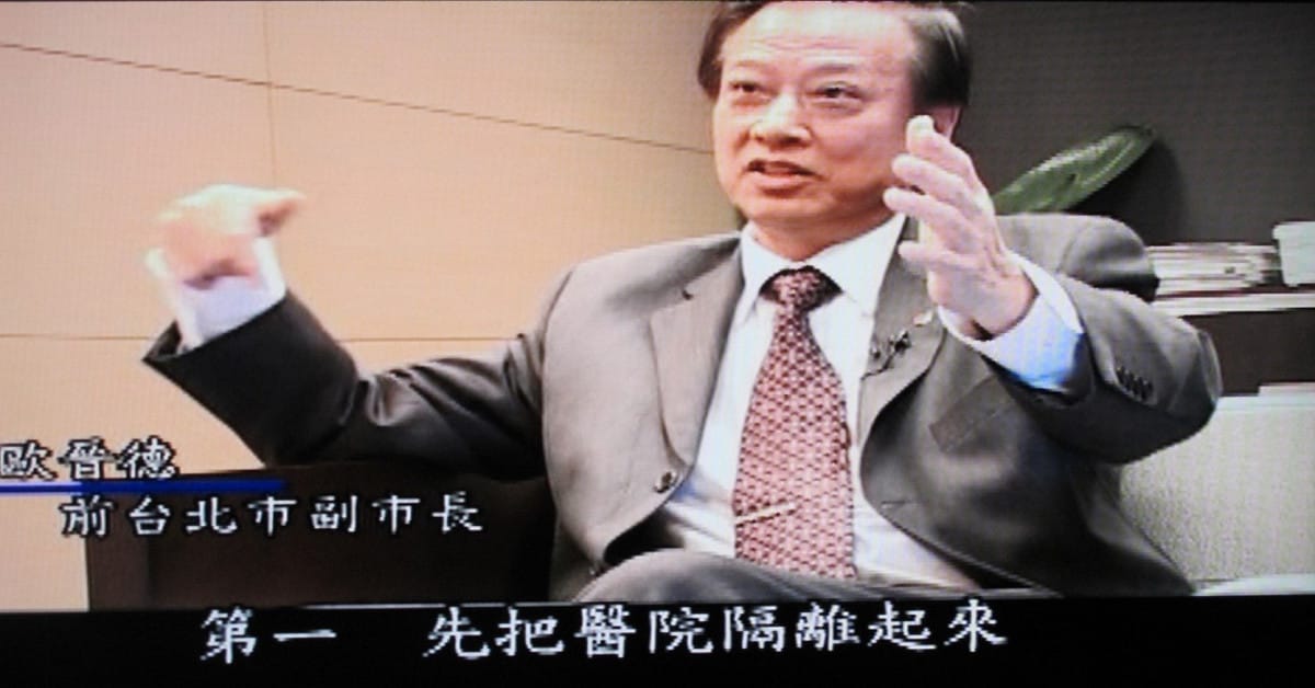 前台北市副市長歐晉德接受導演朱賢哲訪問時說明當初封院的決定。圖：翻拍自「穿越和平」。