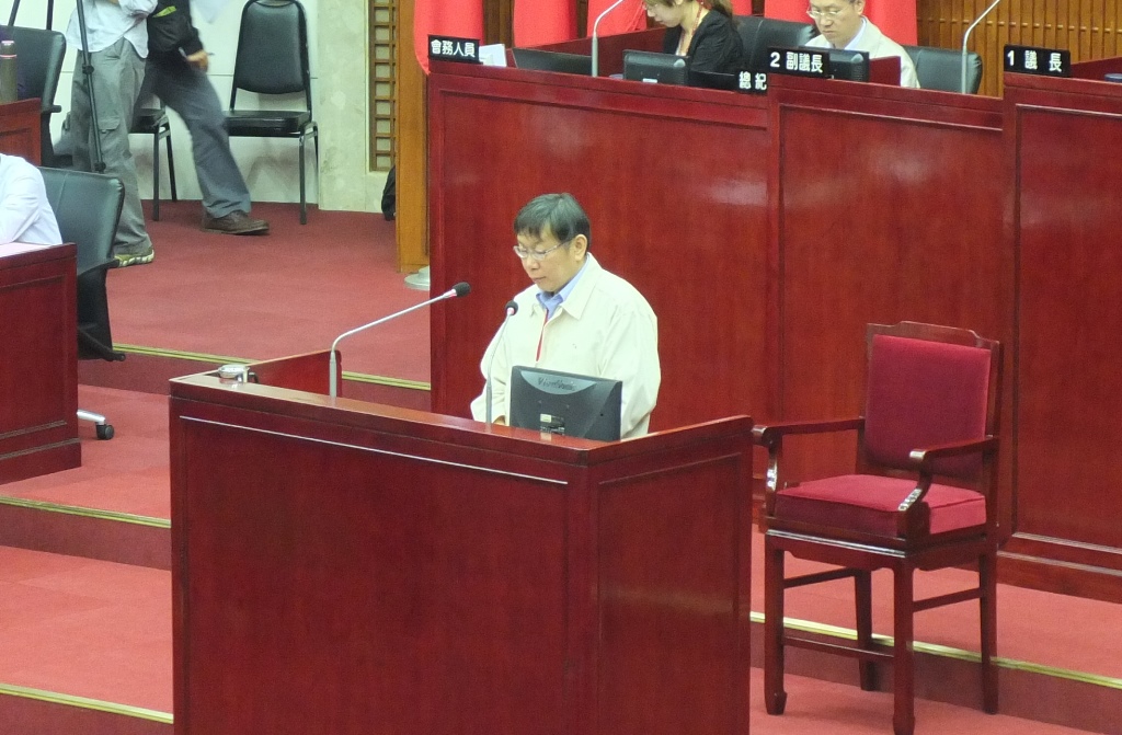 台北市長柯文哲繼昨日在市議會施政報告後，今(15)日繼續在市議會接受議員質詢。圖：翁嫆琄/攝