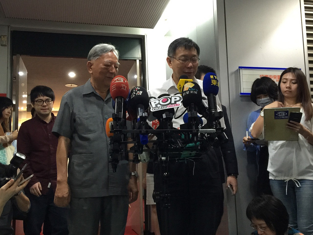 台北市長柯文哲19日於市政會議前請來前台北市長黃大洲（前排左），針對「田園城市」進行專題演講，圖為2人會後受訪。圖：劉奕霆/攝