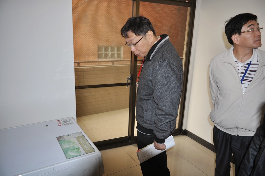 台北市捷運聯開宅日前共開放釋出570戶的公共住宅提供民眾承租申請，但截至8月底，台北橋站和小碧潭站加起來仍有超過一半、共310戶沒有租出去，圖為柯文哲日前參觀龍山寺聯開宅。圖：新頭殼資料照片