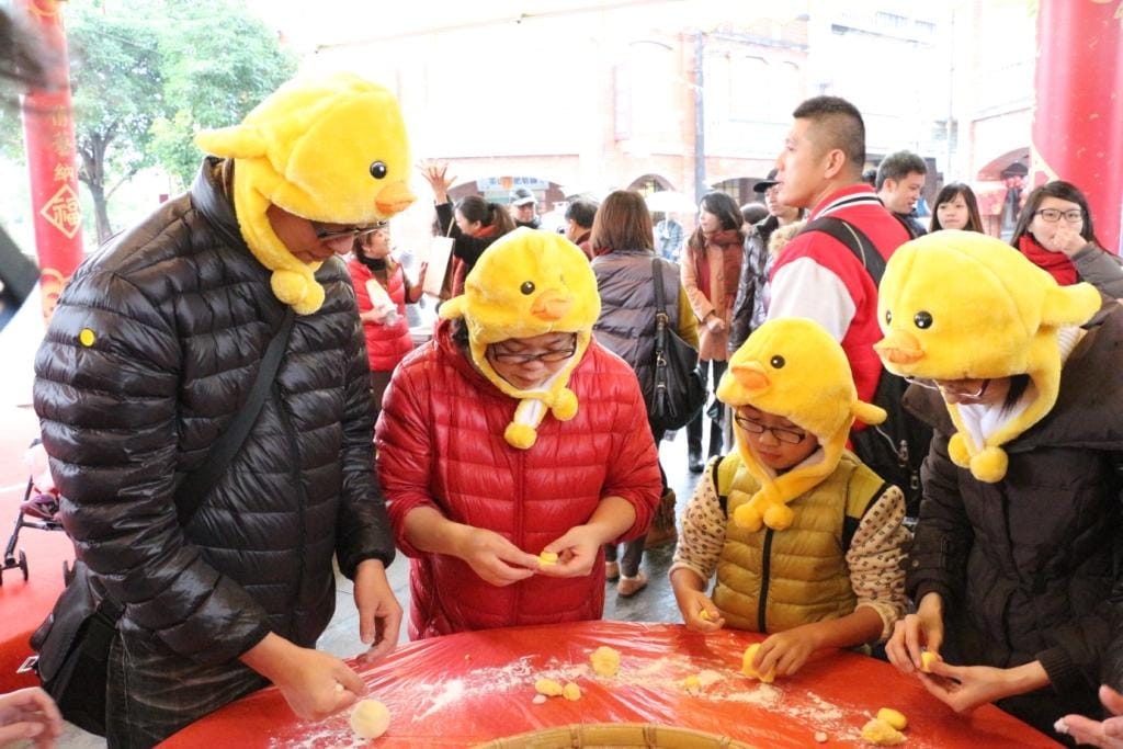 來自基隆的蘇小姐及其家人戴著可愛的小鴨帽前來體驗，一家人昨天才參加完黃色小鴨進駐基隆港典禮，今來到傳藝中心又幸運參與到搓黃色小鴨湯圓活動，兩天都趕上小鴨熱潮。圖：宜蘭傳藝中心提供