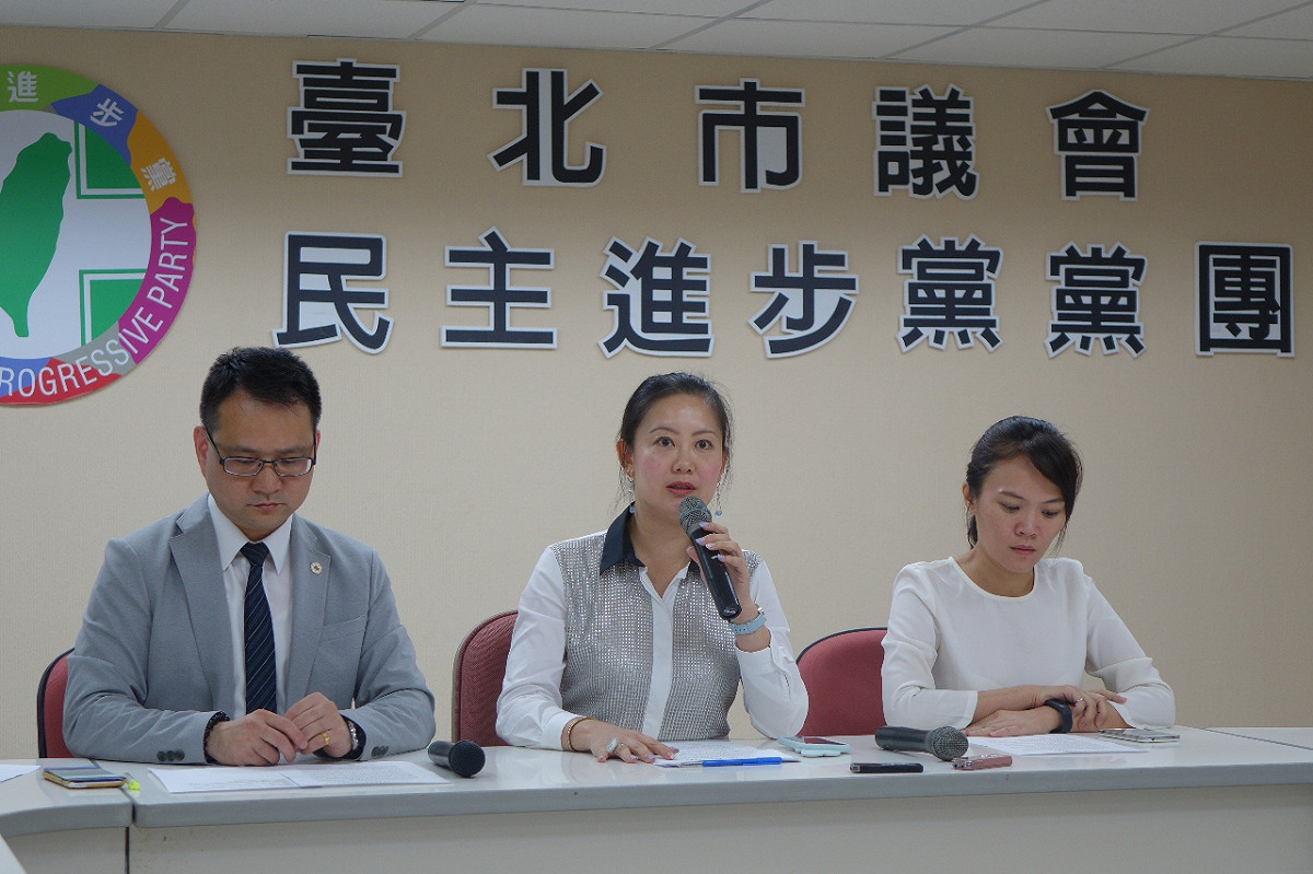 對於反課綱學生和民眾因為23日晚間夜襲教育部，遭到台北市警局逮捕，民進黨市議會黨團24日下午召開記者會，要求市警局、北市府和台北市長柯文哲替警方的執法過當道歉。圖：劉奕霆/攝