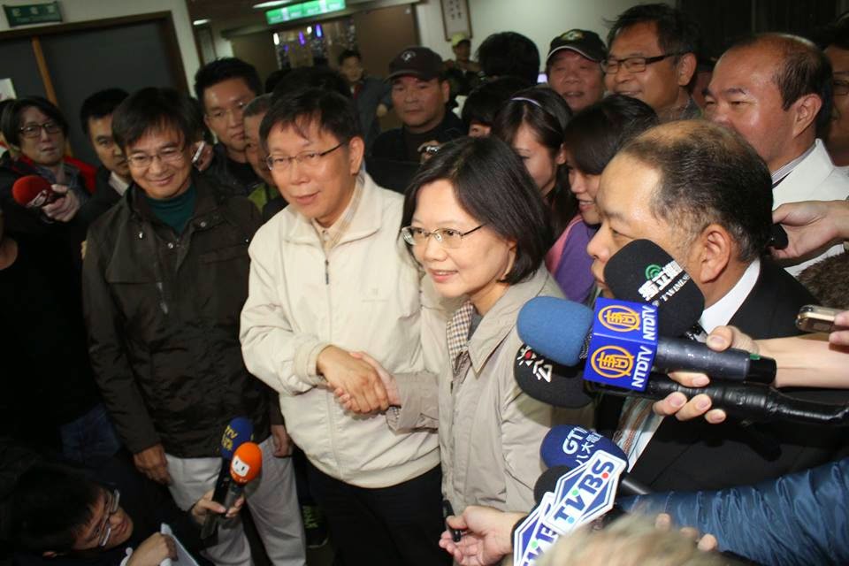 據《聯合報》3日報導，台北市區域立委選情激烈，各區非國民黨候選人頻頻找來民進黨主席蔡英文或台北市長柯文哲同台，形成「小英派」與「柯P派」相互較勁。圖：新頭殼資料照片