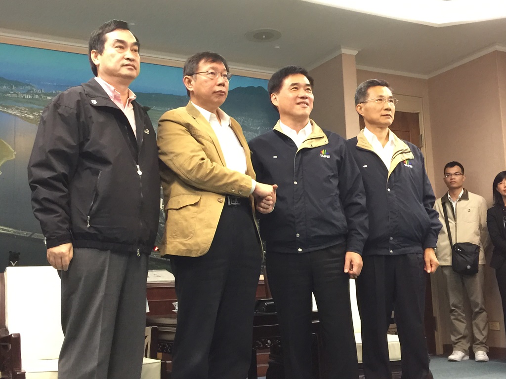 柯文哲（左二）、鄧家基（左一）及郝龍斌（右二）。 圖：劉奕霆/攝