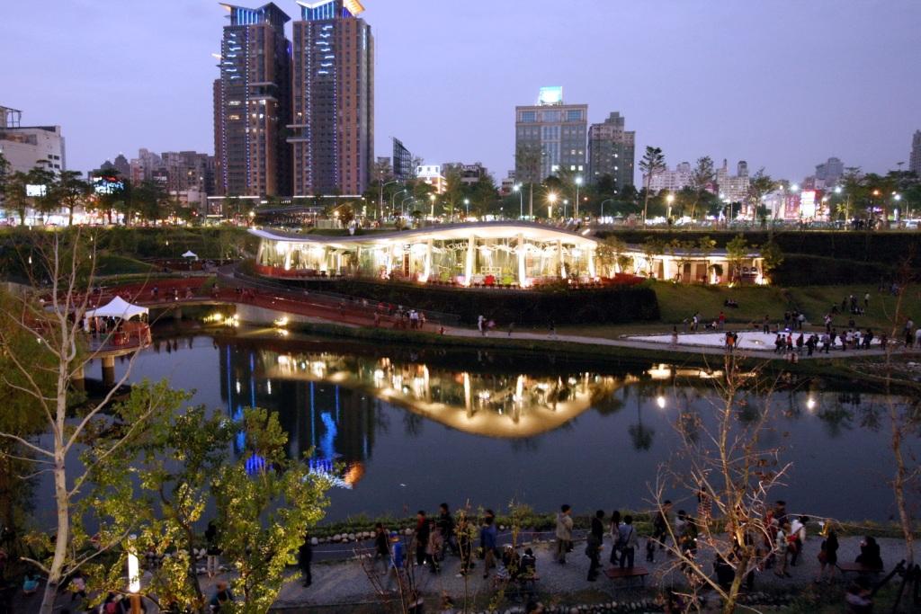 圖為台中市秋紅谷夜景。圖：台中市政府新聞局網站。
