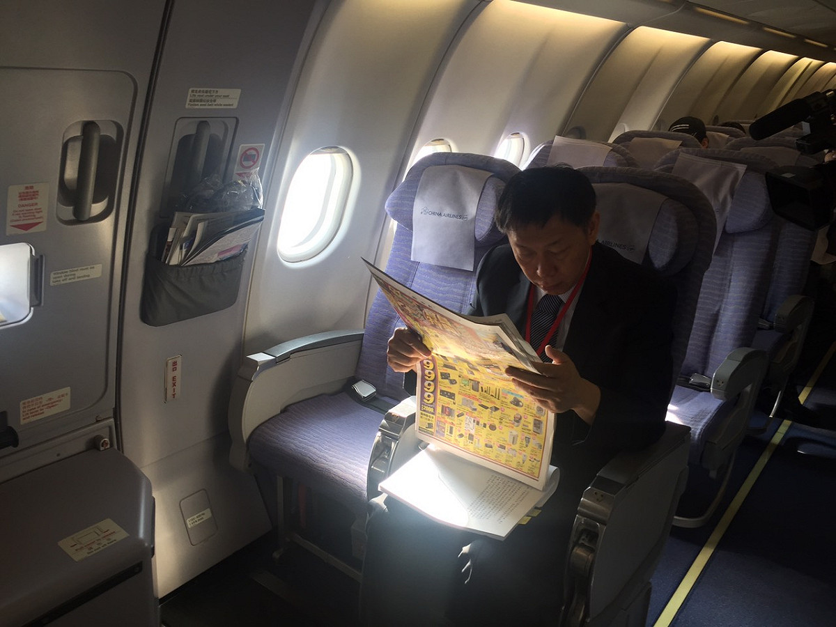 因為昌鴻颱風逼近的影響，導致韓國國內航班取消，台北市長柯文哲12日下午在韓國受訪時表示，看到颱風路線圖時，早就預料到了，還是按照訂計劃進行。圖為柯文哲在飛機上的照片。圖：台北市政府提供