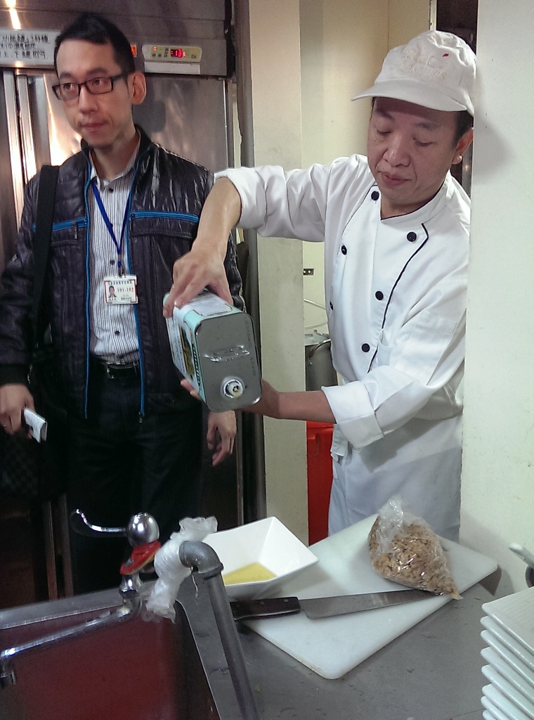 台北市商業處今(25)日下午至台北市公館商圈抽查店家是否使用相關油品，隨機抽查5家餐飲業者都無違規事例。圖:莊崇暉/攝