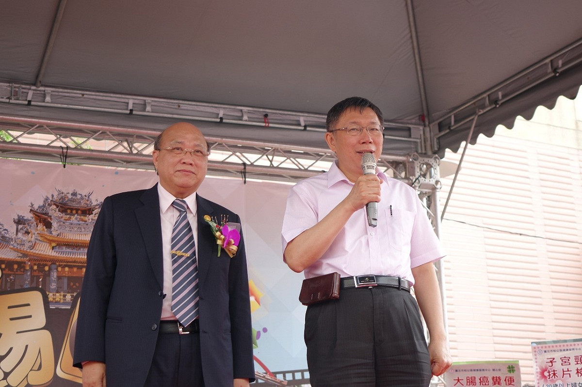 台北市長柯文哲11日上午前往松山慈祐宮參拜。圖：劉奕霆/攝