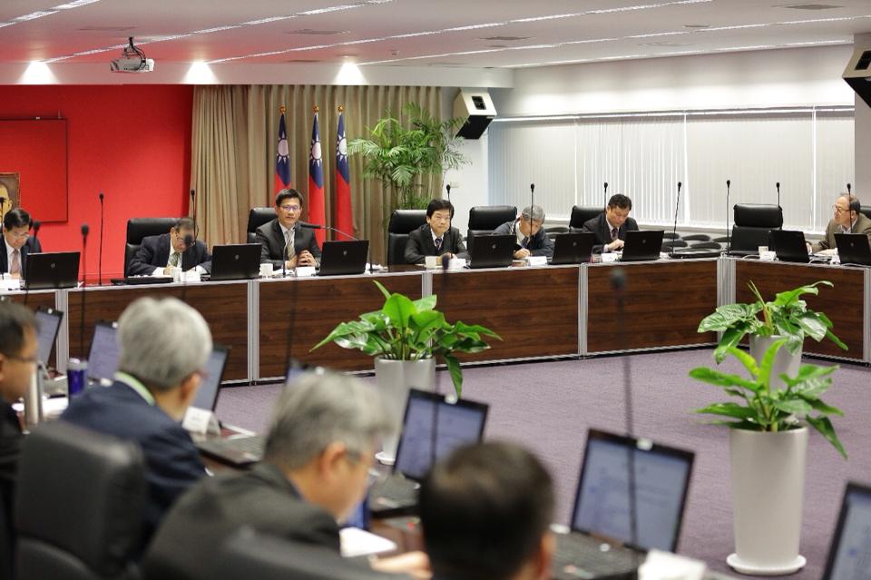 台中市長林佳龍今（2）日主持市政會議，2度震怒抨擊BRT「根本是場騙局」。圖:翻攝林佳龍臉書