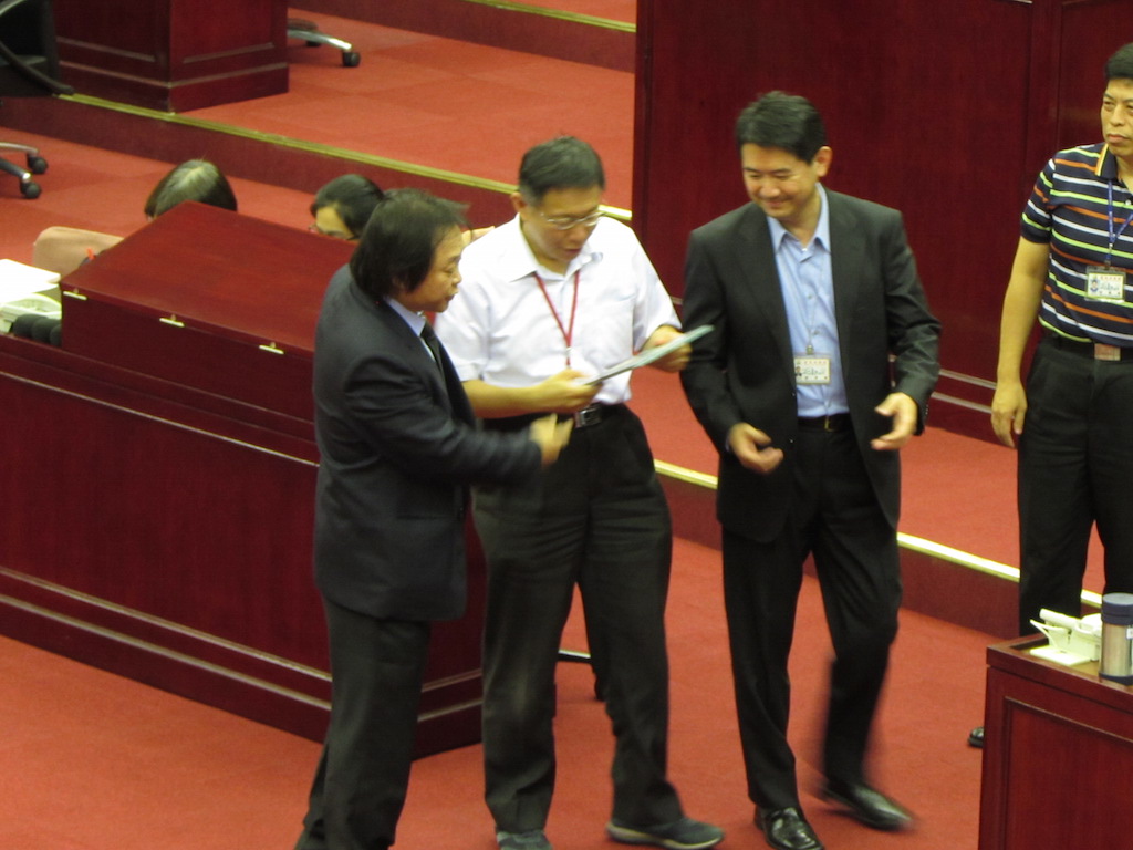 台北市長柯文哲15日下午前往台北市議會進行施政報告，民進黨籍市議員王世堅在程序發言時，拿出一本「安徒生童話：國王的新衣」贈送給柯文哲。圖：劉奕霆/攝