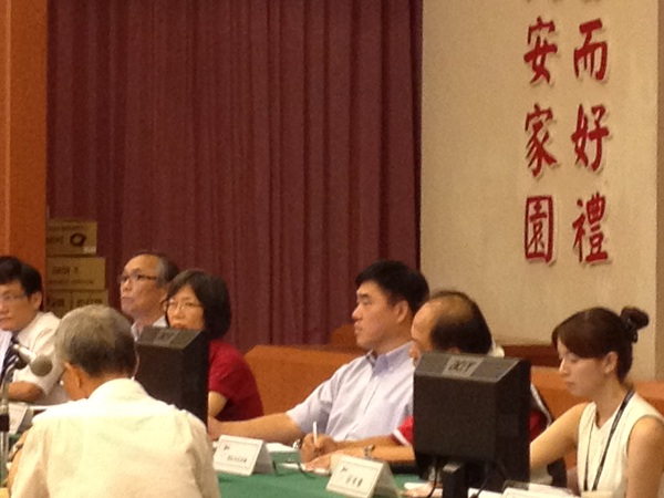 台北市長郝龍斌20日下午「與民有約」，正式接受3件陳情案，未料陳情民眾都將矛頭指向市府官員，甚至質疑其間存在官商勾結，讓郝龍斌顏面無光，允諾徹查。圖：黃彥瑄/攝
