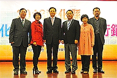 彰化縣政府10日在台中舉辦「建縣290─品味彰化之美．文創暨社區行銷」論壇，縣長卓伯源（左3）出席，並在受訪時指出，他不會參選台中市長。圖：中央社