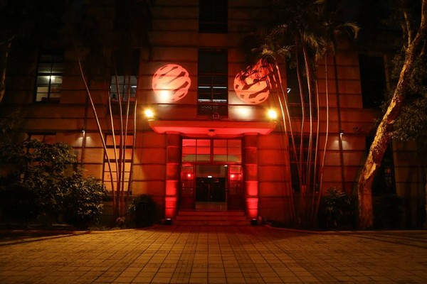 據媒體報導，2年前進駐台北松菸文創園區的紅點設計博物館，因館方屢向北市文化局要求修繕漏水等未果，不滿文化局的敷衍態度，正思考退出台灣。圖：翻攝自台北紅點設計博物館粉絲團
