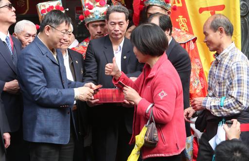 台北市長柯文哲今（23）日上午赴松山霞海城隍廟發紅包。圖：中央社