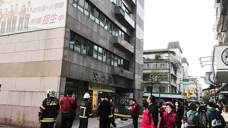 台北市消防局13日下午5時許獲報，忠孝東路4段聯合報舊大樓有磁磚掉落，派出大批消防救護車趕赴現場。圖：中央社