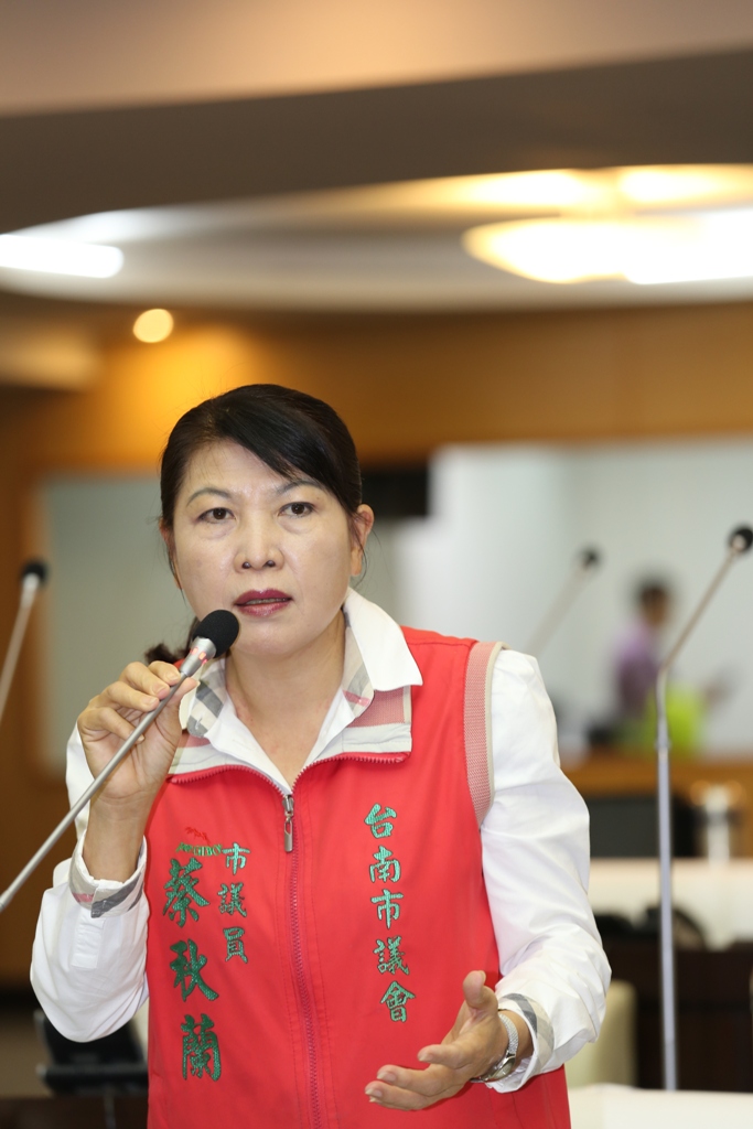台南市議員蔡秋蘭總質詢時痛批市府將她申請的地方建設經費全部打回票，疑與議長選舉有關。圖：黃博郎/攝