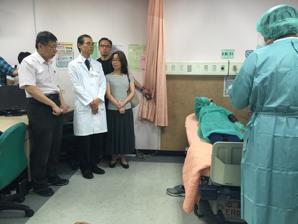 韓國「中東呼吸症候群冠狀病毒」（MERS-CoV）疫情持續升溫，台北市長柯文哲4日上午前往台北市立聯合醫院中興院區，視察應變演習。圖：劉奕霆/攝